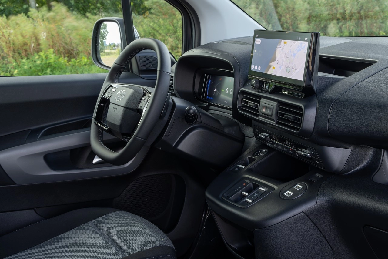 2024 Proace City Family L1 BEV Libeccio blue Interior 006